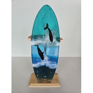 Surfplank van Epoxy giethars in verschillende kleuren van de oceaan, een zandstrand en 3D effecten met walvissen en schelpen in houten houder - 37x12x1cm - Decoratie