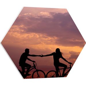 WallClassics - PVC Schuimplaat Hexagon - Silhouet van Koppel op de Fiets bij de Avondzon - 60x52.2 cm Foto op Hexagon (Met Ophangsysteem)