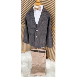 luxe jongens kostuum- vijfdelige jongenspak-kinderkostuum-5 delige set -blazer broek hemd vlinderdas strik riem-grijs gestreepte blazer-beige kostuumbroek -bruidsjonkers-bruiloft-feest-communie-verjaardag-fotoshoot-8 jaar-maat 128