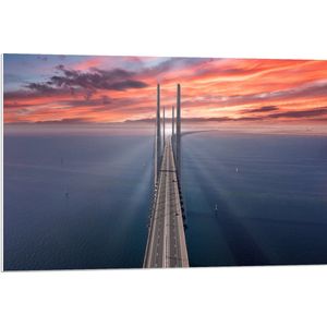 PVC Schuimplaat - Ondergaande Zon bij Grote Autobrug boven het Water - 90x60 cm Foto op PVC Schuimplaat (Met Ophangsysteem)