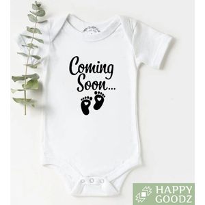 Happy Goodz Baby Romper COMING SOON, Baby geboren in 2024/2025, Zwangerschap aankondiging / bekendmaking, Zwanger, 100% katoen, kraam cadeau, rompertje met tekst, aanstaande mama/papa ouders| maat 50