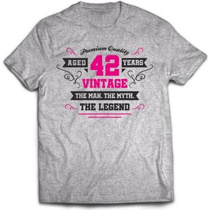 42 Jaar Legend - Feest kado T-Shirt Heren / Dames - Antraciet Grijs / Roze - Perfect Verjaardag Cadeau Shirt - grappige Spreuken, Zinnen en Teksten. Maat S