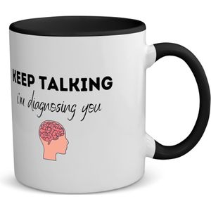 Akyol - keep talking i am diagnosing you koffiemok - theemok zwart - Quotes - dokters - patiënten - mensen testen - collega's - werknemers - verjaardagscadeau - verjaardag - cadeau - afscheidscadeau - geschenk - leuke cadeau - kado - 350 ML inhoud