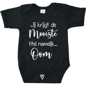 Baby romper met tekst zwangerschap aankondiging | Jij krijgt de mooiste titel namelijk Oom | Zwart | korte mouw | maat 56 cadeautje zwangerschap aankondiging bekendmaking