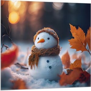 Vlag - Sneeuwpop met Bruine Sjaal en Muts in de Sneeuw tussen de Herfstbladeren - 100x100 cm Foto op Polyester Vlag