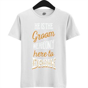 He Is The Groom | Vrijgezellenfeest Cadeau Man - Groom To Be Bachelor Party - Grappig Bruiloft En Bruidegom Bier Shirt - T-Shirt - Unisex - Wit - Maat XL