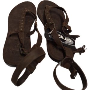 O'NEILL-JARI- LERENSLIPPER GRIEKSE ENKELSLUITING -COFFEE-SIZE 41