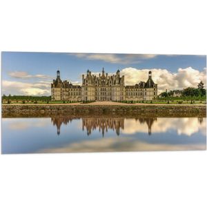 WallClassics - Vlag - Water voor Kasteel van Chambord, Frankrijk met Schapenwolken - 100x50 cm Foto op Polyester Vlag