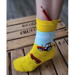 Brievenbus Cadeau – Boer - Boerderij – Rode Tractor - Gefeliciteerd – Verjaardag - tractors - Grappig - Cadeau voor vrouw man – Landbouw Sokken - Verjaardags cadeau – Jarig - Agrarisch Geschenk – LuckyDay Socks - maat 37-44
