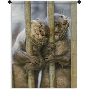 Wandkleed - Wanddoek - Europese otters knuffelen tralies - 60x80 cm - Wandtapijt
