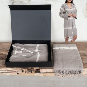 Wellness Cadeaubox Sense Of Spa Taupe - cadeaubox met inhoud: badjas/ochtendjas + hamamdoek voor sauna/wellness/thuis [model/maat: tie dye - badjas maat XL] - kerst cadeau vrouw - kerstcadeau voor vrouwen - kerstpakket vrouw