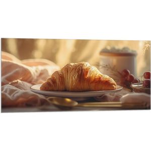 Vlag - Versgebakken Croissantje op Plateau bij High Tea - 100x50 cm Foto op Polyester Vlag