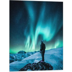 Vlag - Man Kijkend naar het Noorderlicht in Sneeuw Landschap - 60x80 cm Foto op Polyester Vlag