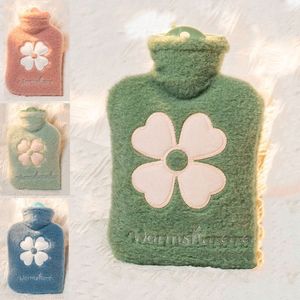 Warmwaterkruik met Hoes - Kruik - 1000 ml - Handwarmer - Warm kompreszak - Kruik voor naast het bed - Verlicht pijn - Ontspant lichaam en geest - Geschikt voor het verwarmen van handen en voeten en het verlichten van spiervermoeidheid - Groen