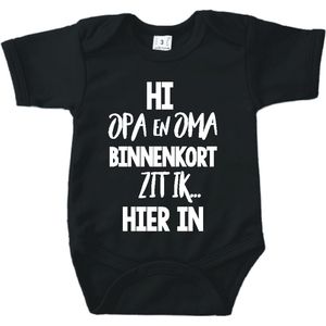 Baby romper met tekst zwangerschap aankondiging | Hi Opa en Oma binnenkort zit ik hierin | Zwart | korte mouw | maat 56 cadeautje zwangerschap aankondiging bekendmaking | Cadeautje 100% katoen.