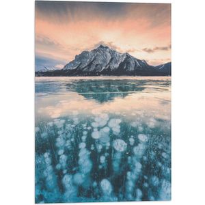 Vlag - Bevoren Meer langs Besneeuwde Berg onder Zachtroze Lucht - 40x60 cm Foto op Polyester Vlag