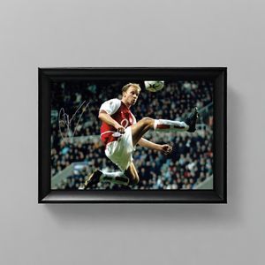 Dennis Bergkamp Ingelijste Handtekening – 15 x 10cm In Klassiek Zwart Frame – Gedrukte handtekening – Arsenal FC - Ajax - Highbury