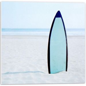Forex - Surfbord in het Zand - 50x50cm Foto op Forex