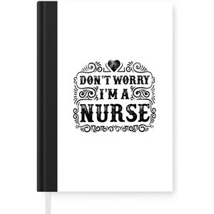 Notitieboek - Schrijfboek - Quote ""Don't worry I'm a nurse"" op een witte achtergrond - Notitieboekje klein - A5 formaat - Schrijfblok