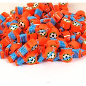 100 Stuks Oranje Voetbal Fluitjes aan koord - Uitdeelcadeautjes -Uitdeel - Traktatie voor kinderen - Jongens - Meisjes