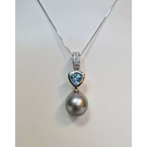 Bron hanger - witgoud - 14 krt - Tahiti parel - diamant - blauwe topaas - sale juwelier Verlinden St. Hubert - van €2270,= voor €1495,=