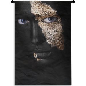 Wandkleed Black & Gold 2:3 - Close-up van een vrouw met gouden accenten Wandkleed katoen 60x90 cm - Wandtapijt met foto