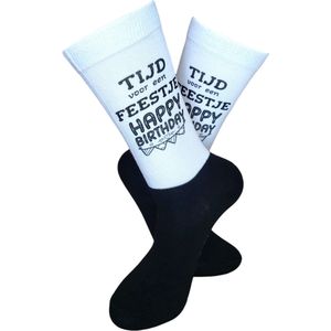 Jarig - Feest - Verjaardag - Gefeliciteerd - Sokken met tekst - Grappige sokken - Witte sokken - Cadeau voor vrouw en man - Kado - Sokken - Verjaardags cadeau voor hem en haar - LuckyDay Socks - Maat 37-44