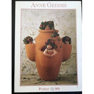 Anne Geddes - 57630 - puzzel / puzzle / legpuzzel - Blatz - Vier vrolijke baby's in een bloempot met aardbeien plantjes - 900 stukjes