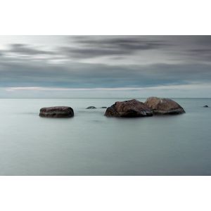 Dibond - Zee / Water in wit / grijs / zwart - 80 x 120 cm