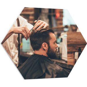PVC Schuimplaat Hexagon - Kapper - Schaar - Knippen - Man - Haren - 70x60.9 cm Foto op Hexagon (Met Ophangsysteem)