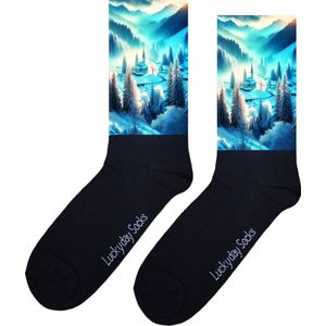 Kerstdorp - Winter dorp - Opkikker - Grappige sokken - Valentijns cadeau - Verjaardag cadeau - Kerst cadeau - Grappige sokken - Leuke sokken - Vrolijke sokken - Kerst sokken - Bergen - Vaderdag - Moederdag - Socks die Happy maken - Maat 37-44