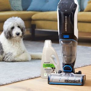BISSELL Natural Pet Multi-Surface Vloerreinigingsmiddel - Schoonmaakmiddel voor Harde Vloeren & Tapijt - Vlekkenverwijderaar voor CrossWave & SpinWave Vloerreinigers - Bestrijdt Huisdiervlekken & Geuren - Citrus Geur - 2 Liter Vlekkenreiniger - 31221