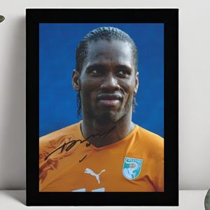 Didier Drogba Ingelijste Handtekening – 15 x 10cm In Klassiek Zwart Frame – Gedrukte handtekening – Voetbal - Football Legend - Chelsea FC - Champions League Winner - Premier League Winner - Ivoorkust