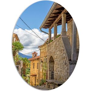 PVC Schuimplaat Ovaal - Traditionele Kroatische Architectuur op Warme Zomerdag - 72x96 cm Foto op Ovaal (Met Ophangsysteem)