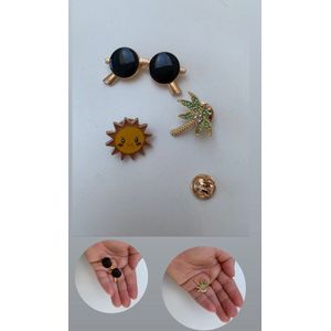 Akyol - zomer Broches - Broche - zon - cadeau – palmboom - zonnebril – zomerbroche - Cadeau - enamel broche - set van 2 - broche pins - kledingspeld – pin - Bedankje – leuke broche - verjaardag cadeau – cadeau