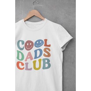 Shirt - Cool dads club - Wurban Wear | Grappig shirt | Leuk cadeau | Unisex tshirt | Vaderdag cadeau | Cadeau voor vader | Voetbal | Gewichten | Wit & Zwart