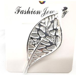 Magneet - broche - Design blad - zilver met wit strass - L 66 mm - voor - omslagdoek - sjaal - vest te sluiten.