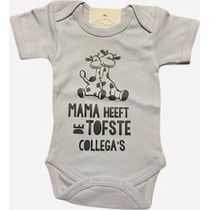 Baby romper licht blauw met opdruk mama heeft de tofste collega's ©maat 62 zwangerschap aankondiging