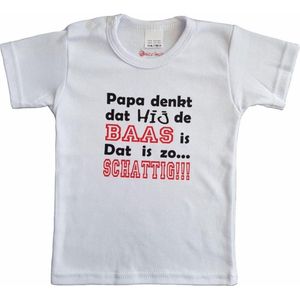 Wit baby t-shirt met ""Papa denkt dat hij de baas is. Dat is zo... Schattig!!!"" - maat 92 - vader, vaderdag, babyshower, zwanger, cadeautje, kraamcadeau, grappig, geschenk, baby, tekst, bodieke
