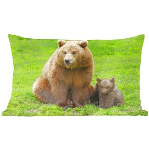 Sierkussens - Kussen - Bruine beer met jong in het gras - 50x30 cm - Kussen van katoen