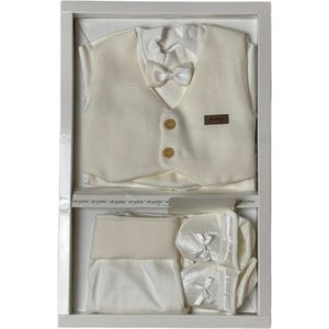 4-delige Babygeschenksetje met vest, romper, broek en schoentjes in de kleur créme en in de maat 0 tot en met 3 maanden jaar oud