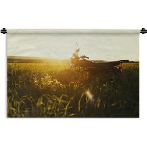 Wandkleed Motoren - Een motorfiets geparkeerd in een landelijk gebied bij zonsopkomst Wandkleed katoen 150x100 cm - Wandtapijt met foto