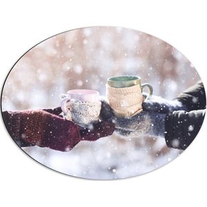 Dibond Ovaal - Sneeuw - Winter - Mokken - Handschoenen - Koud - 68x51 cm Foto op Ovaal (Met Ophangsysteem)
