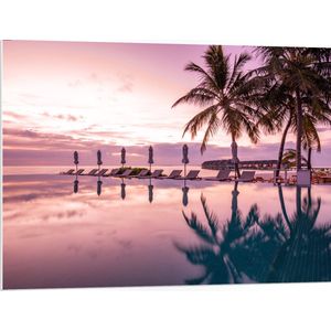 PVC Schuimplaat - Luxe Resort met Strandbedjes met Palmbomen - 100x75 cm Foto op PVC Schuimplaat (Met Ophangsysteem)