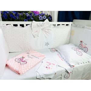 Gepersonaliseerde bedomrander met een roze fiets en een geborduurde toewijding - Naam van de baby geborduurd/Personalized Bed Bumpers with pink bike and a dedication embroidered- Name of the baby embroidered 2 x 60 x 120 cm