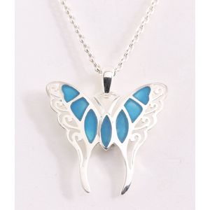 Zilveren vlinder hanger met blauwe agaat aan ketting