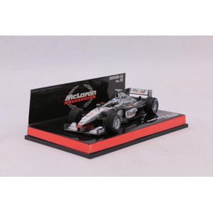 De 1:43 Diecast Modelcar van de McLaren Mercedes MP4/14 #2 van 1999.De bestuurder was David Couthard.De fabrikant van het schaalmodel is Minichamps.