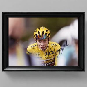 Jonas Vingegaard Ingelijste Handtekening – 15 x 10cm In Klassiek Zwart Frame – Gedrukte handtekening – Wielrennen - Tour de France - De Gele Trui