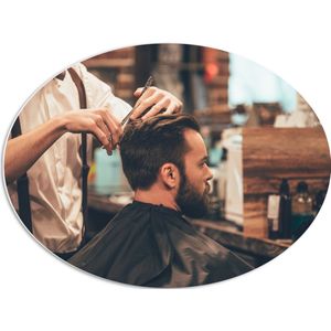 PVC Schuimplaat Ovaal - Kapper - Schaar - Knippen - Man - Haren - 68x51 cm Foto op Ovaal (Met Ophangsysteem)