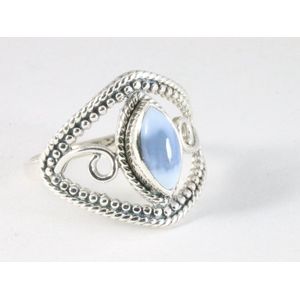 Opengewerkte zilveren ring met blauwe opaal - maat 18.5